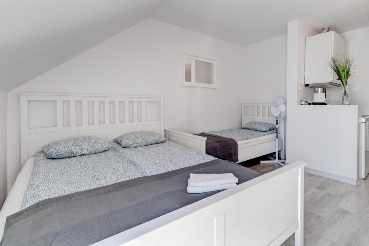Pod Winogronem - Apartamenty Z Basenem I Wyzywieniem Pobierowo Exteriör bild