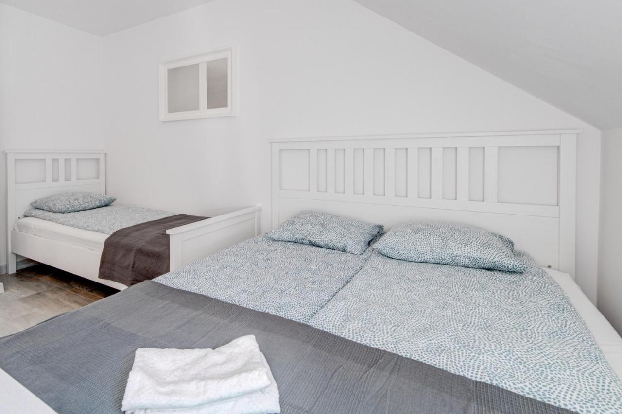 Pod Winogronem - Apartamenty Z Basenem I Wyzywieniem Pobierowo Exteriör bild